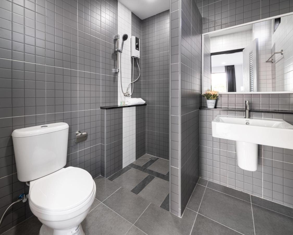 Aqua Residences: New Rooms Near Wutthakat BTS Station Bangkok Exterior photo